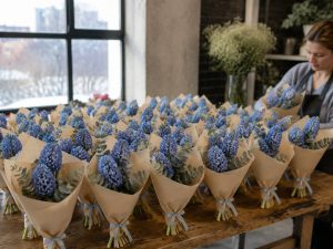 Букеты с гиацинтами — корпоративный заказ 30 монобукетов голубых Delft Blue на 8 марта