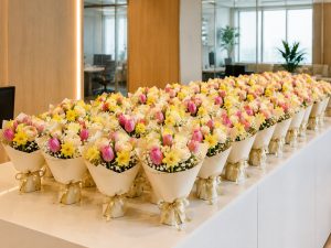 Букеты с весенними цветами — 30 одинаковых композиций на корпоратив 8 марта для сотрудниц
