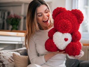 Мишка из роз — красный медведь из роз с сердцем как подарок девушке на 14 февраля